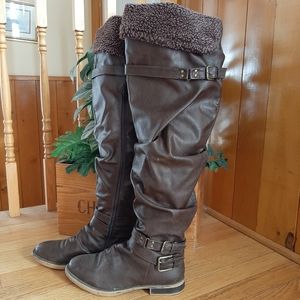 Tall leather boots. Perfect for fall 🍁